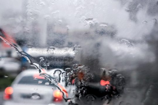 Υποβαθμίστηκε ο κίνδυνος της κακοκαιρίας - Πού θα συνεχιστούν οι βροχοπτώσεις